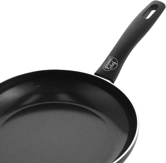 Zwarte koekenpan met een matzwarte binnenkant, witte rand en een ergonomisch handvat.