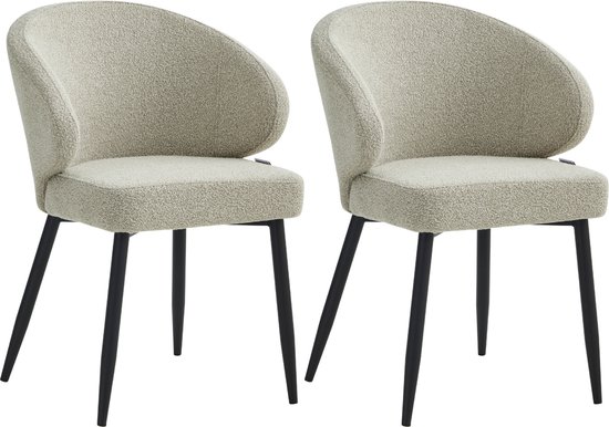 Set van twee beige bouclé eetkamerstoelen met ronde rugleuning en zwarte poten.