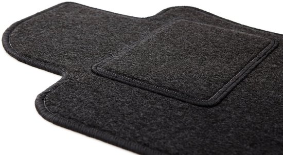Tapis de sol gris foncé avec surpiqûres blanches et un repose-talon renforcé.
