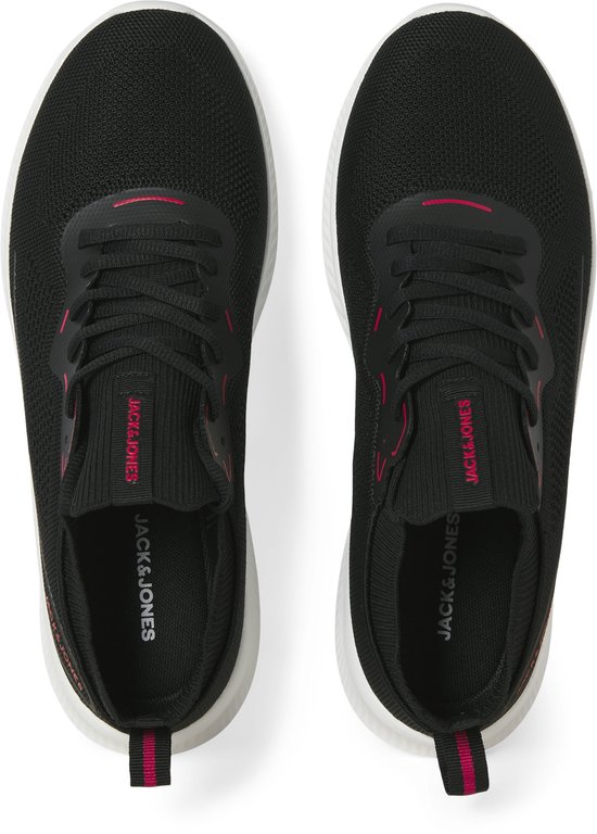 Zwarte sneakers van JACK & JONES met rode accenten, van bovenaf gezien.
