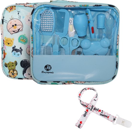 Blauw baby verzorgingssetje in open reistasje, met vrolijke Tsum Tsum print op de buitenkant. Inclusief spenenclip met 'mama' en 'papa' tekst.