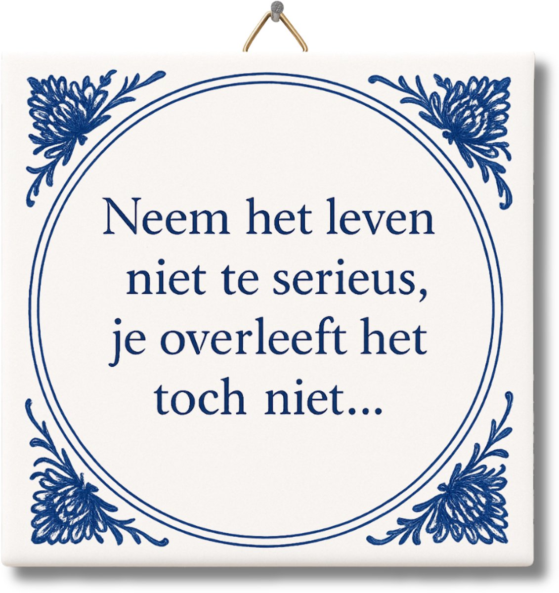 NietMokken.nl – Grappig tegeltje met tekst: "Neem het leven niet te serieus, je overleeft het toch niet..." – 15x15 cm keramiek – Leuk als cadeau voor collega, vriend of jezelf – Inclusief ophanghaakje – Delfts blauw stijl