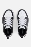 Bovenkant van twee zwart-witte lage sneakers met Puma-logo en de tekst 'Forever Better'.