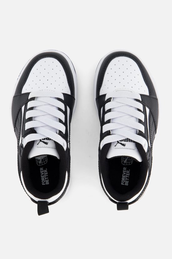 Bovenkant van twee zwart-witte lage sneakers met Puma-logo en de tekst 'Forever Better'.