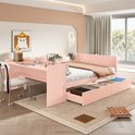 Roze slaapbank met bureau, boekenplanken, matras, uitgeschoven lades en stoel.