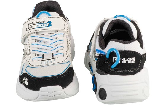 Zijkanten van witte sneakers met blauwe veters en "Game" logo achterop.