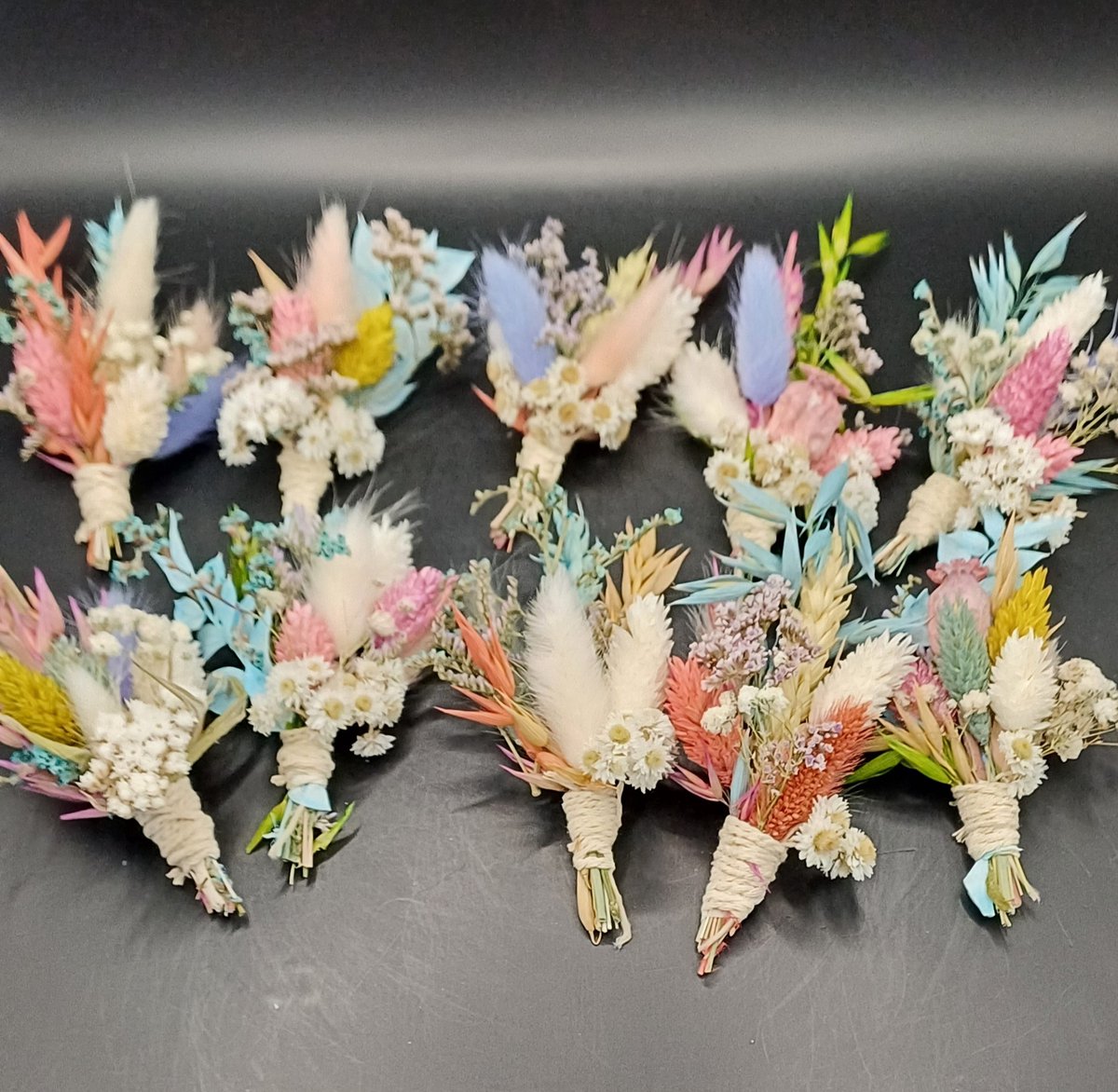 Bundel van 10 verschillende miniboeketjes/corsages in pastelkleuren- bruiloft - trouwen - feest - corsagebloem - bloemcorsage - corsage met droogbloemen - bohemian - huwelijk