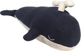 Donkerblauwe gebreide walvis knuffel met witte onderbuik en spuitgat.