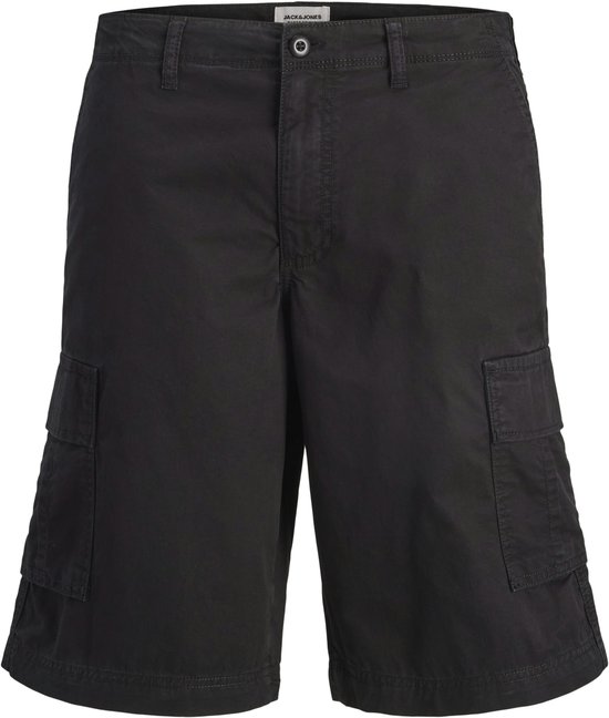 Voorkant van een zwarte cargo short met knoop- en ritssluiting, twee steekzakken en twee cargo zakken op de zijkant.