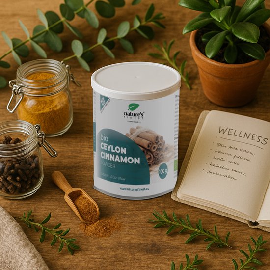 Pot bio Ceylon kaneelpoeder met kaneelstokjes, gemalen kaneel en enkele kruiden.