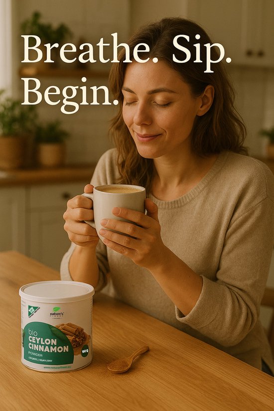 Vrouw met gesloten ogen die een kopje drinkt, met een pot Nature's Finest bio Ceylon kaneelpoeder op tafel.