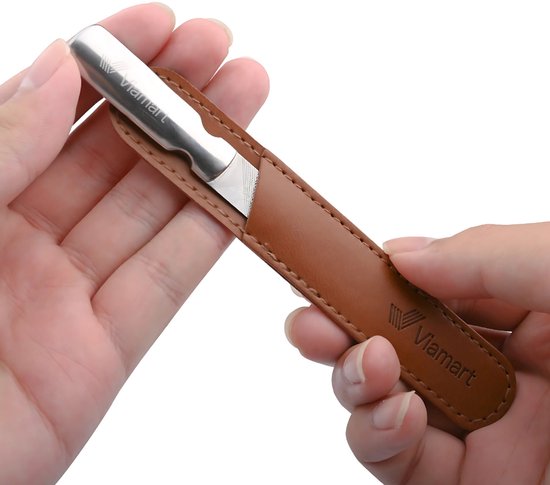 Mains retirant une lime à ongles métallique argentée d'un étui en cuir marron.
