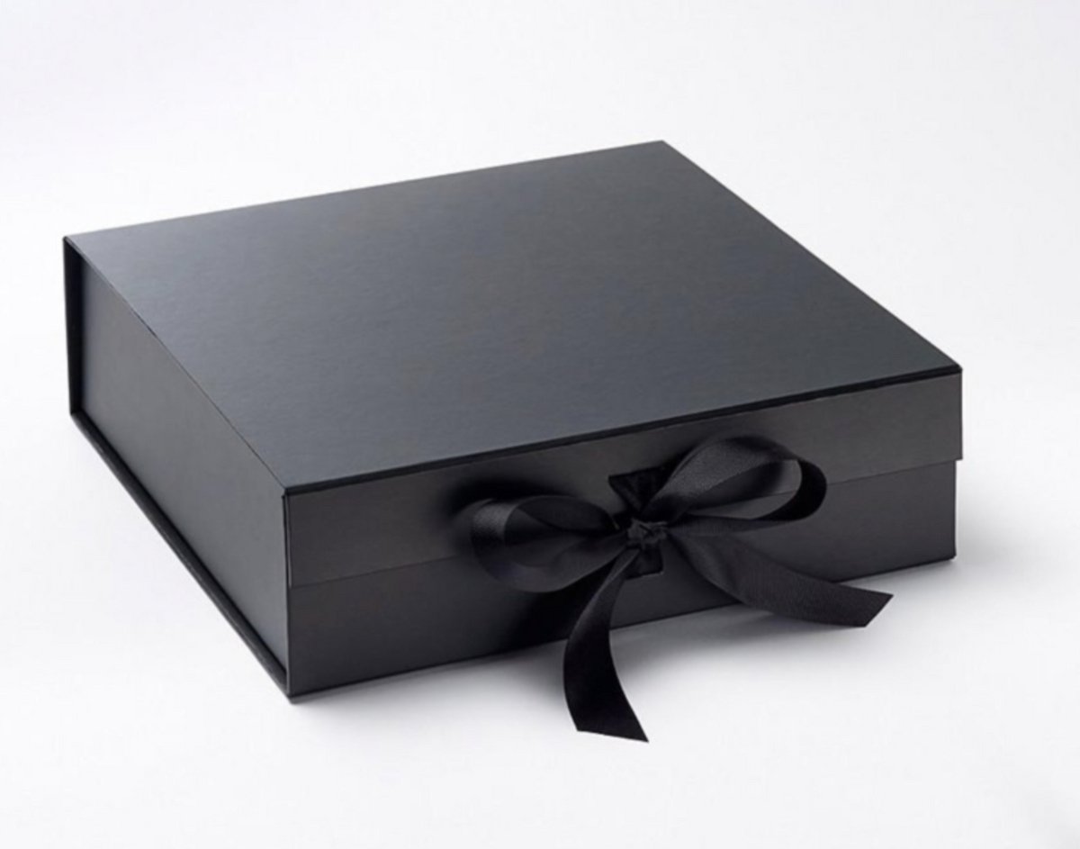 Giftbox - zwart - magnetische sluiting - 30x30cm - satijnen lint