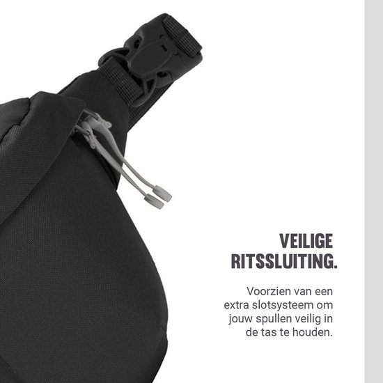 Zwarte Pacsafe tas met ritssluiting en twee grijze koordjes.