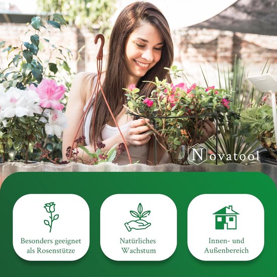 Vrolijke vrouw in tuin met roze bloemen, bijpassend bij rozensteun voor natuurlijk groei.
