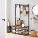 Kapstok met bruine houten planken, zwarte metalen frame, schoenenrek en accessoires zoals een hoed en tas.