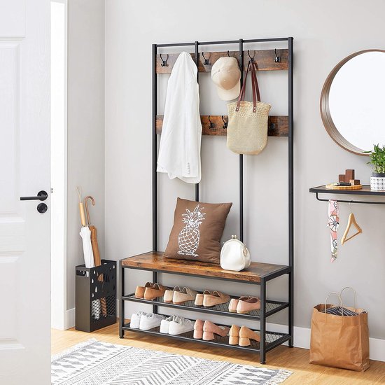 Kapstok met bruine houten planken, zwarte metalen frame, schoenenrek en accessoires zoals een hoed en tas.