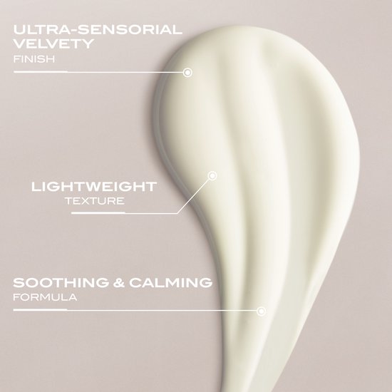 Een streep witte crème met de tekst "ULTRA-SENSORIAL VELVETY FINISH".