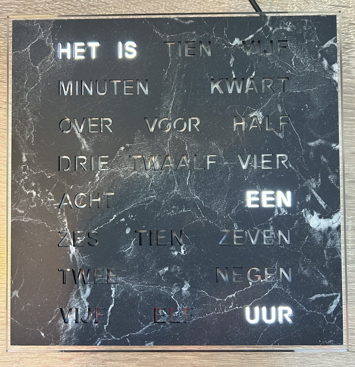 Intertime | Woordklok | Wandklok | Tafelklok | 20x20 | Zwart marmer | Nederlands
