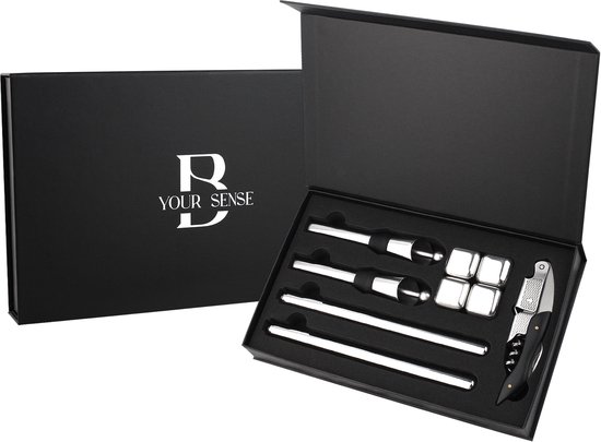 Zwarte geschenkdoos met het 'B YOUR SENSE' logo, half open met daarin een wijnkoeler set: 4 metalen ijsblokjes, 2 wijnkoelers, een kurkentrekker en een dop.