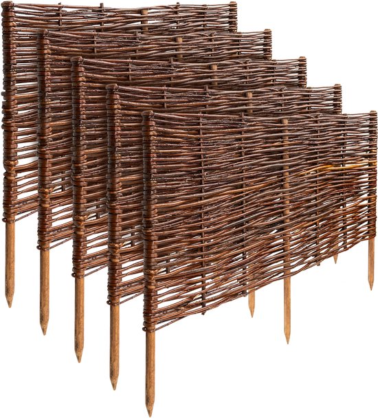Set van vijf bruine, gevlochten wilgentenen tuinranden van 60 x 40 cm, elk met houten palen.