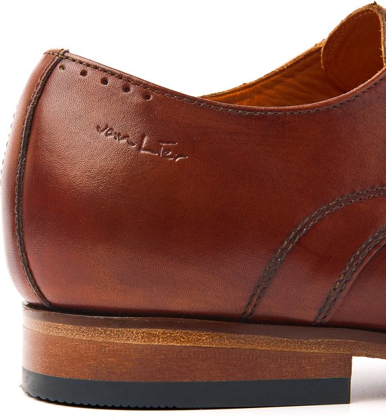 Detailopname van de hak van een bruine leren veterschoen met 'Van Lier' branding.