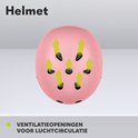 Roze kinderhelm met pijlen die vanuit de ventilatieopeningen omhoog wijzen, wat luchtcirculatie aanduidt.
