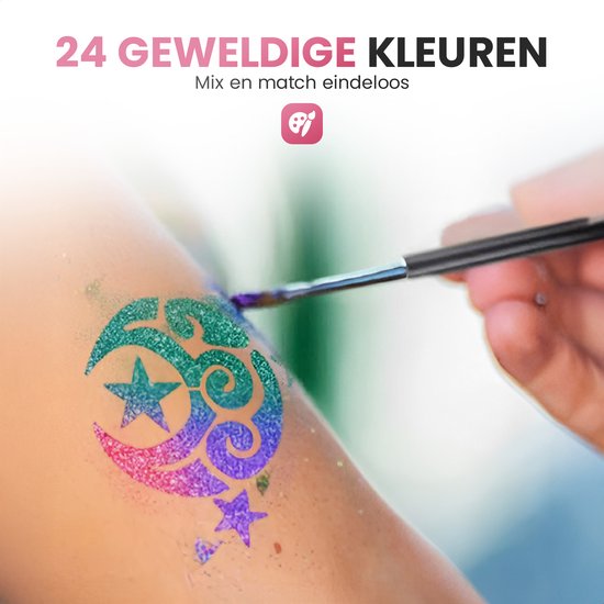 Un bras avec un tatouage pailleté d'un croissant de lune et d'étoiles dans les tons vert, bleu et rose, appliqué avec un pinceau.
