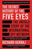 Boek 'The Secret History of the Five Eyes' door Richard Kerbaj. Rode omslag met witte en zwarte letters.