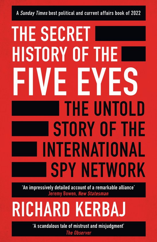 Boek 'The Secret History of the Five Eyes' door Richard Kerbaj. Rode omslag met witte en zwarte letters.