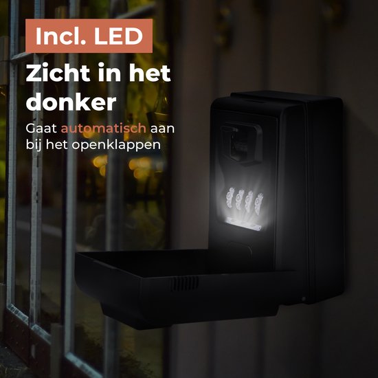 Zwarte sleutelkluis 's avonds met open deurtje, LED-verlichting op het cijferslot.