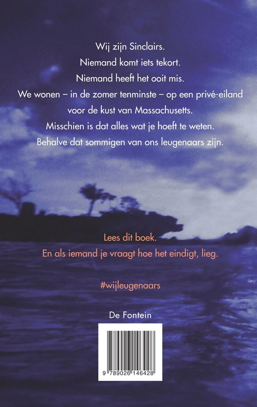 Achterkant boek 'Wij leugenaars' met tekst en barcode. Schemerige kustlijn op de achtergrond.