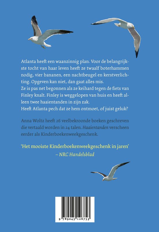 Boekomslag met tekst over 'Haaientanden' van Anna Woltz. Twee meeuwen vliegen boven de tekst, een derde meeuw is zichtbaar aan de onderkant.