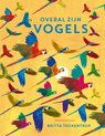 Veel kleurrijke parkieten en papegaaien vliegen op een gele achtergrond. De titel 'Overal zijn vogels' staat in blauwe letters.