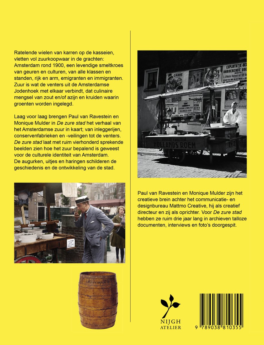 Boekcover met een man in een pak die naar een kraam kijkt, een houten vat en tekst.