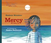 Boek kaft met illustratie van een meisje met vlechtjes en kralen, in een gestreepte top, bij de zee. 'Madame Monsieur Mercy, Zo heet ik' en illustraties van Saskia Halfmouw.