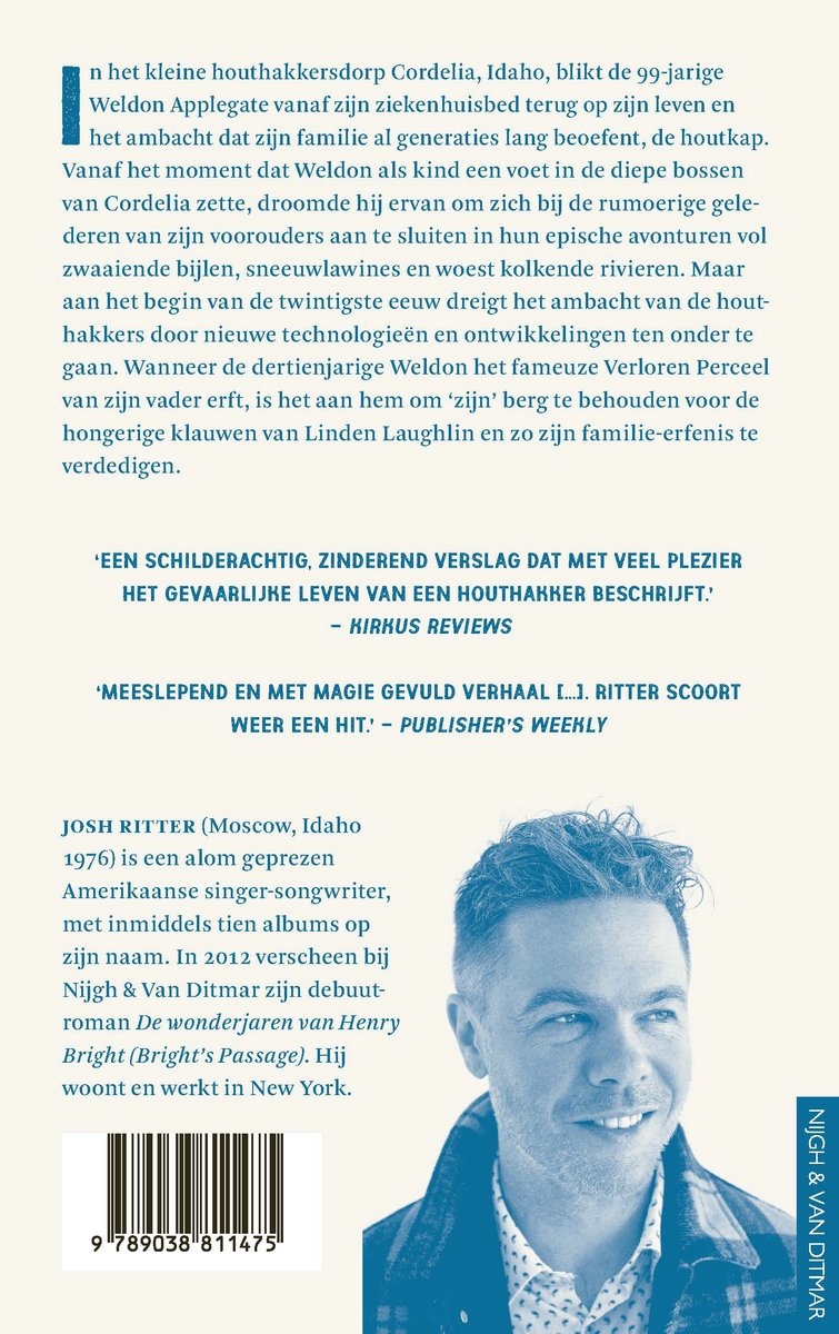 Portret van Josh Ritter, gekleed in een zwart T-shirt, kijkend naar de camera. Zonnebril op zijn hoofd.