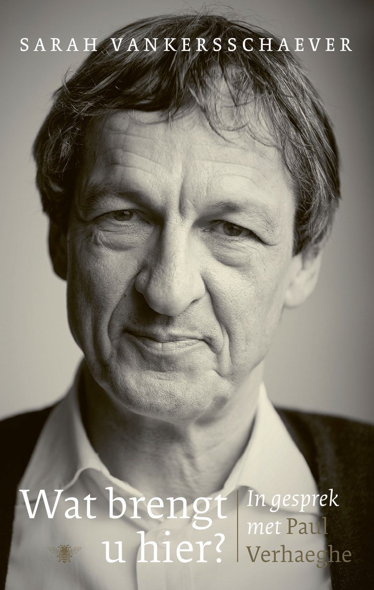 Portret van een man met kort, donker haar. Hij draagt een wit overhemd en een donker vest. Tekst: 'SARAH VANKERSSCHAEVER', 'Wat brengt u hier?' en 'In gesprek met Paul Verhaege'.