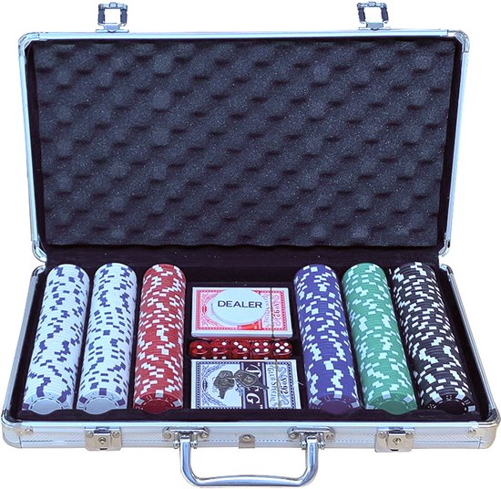 Mallette de poker en aluminium argenté ouverte avec des jetons de différentes couleurs, des cartes à jouer et des dés.