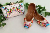 Indiase schoenen maat 38 met clutch / punjabi jutti White flower knot design