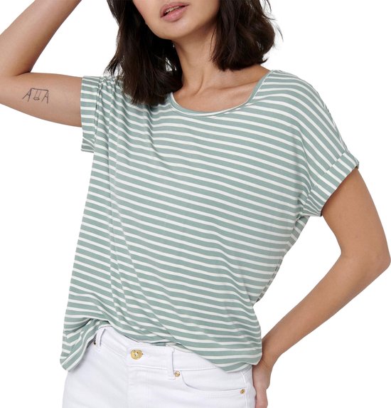 Close-up van een groen gestreept t-shirt met witte strepen en opgerolde korte mouwen.