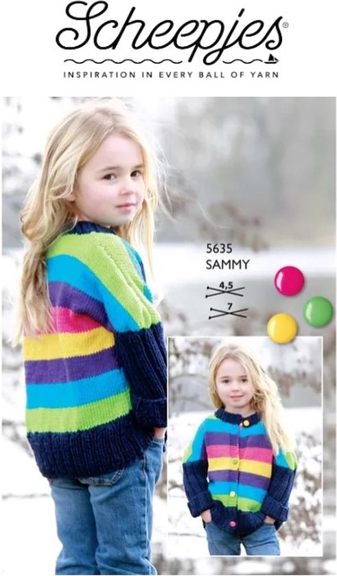 Enfant portant un cardigan tricoté rayé aux couleurs de l'arc-en-ciel.