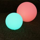 Sfeervolle LED Licht bol voor buiten 20CM - lichtbal - polythyleen decoratie verlichting met RGB Kleuren - tuinbol - Met afstandsbediening - lichtbollen voor buiten en voor binnen - IP68 – oplaadbaar werkt zowel met als zonder stroom adapter.