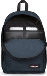 Donkerblauwe Eastpak rugzak geopend, met een voorvak, ritssluitingen en een laptopvak.