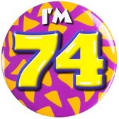 Button 74 Jaar - Button met speld (55mm) - Leeftijd badge - 74 Jaar versiering - Accessoires - Rozet I'm 74 - Verjaardag jongen / meisje / man / vrouw - Button 74 Jaar