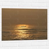 Muursticker - Oceaan - Zee - Bootje - Mensen - Zonlicht - 80x60 cm Foto op Muursticker