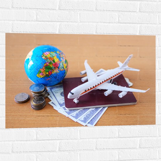 Muursticker - Wereldbol met Miniatuur Vliegtuig, Paspoort en Buitenlandse Valuta - 90x60 cm Foto op Muursticker