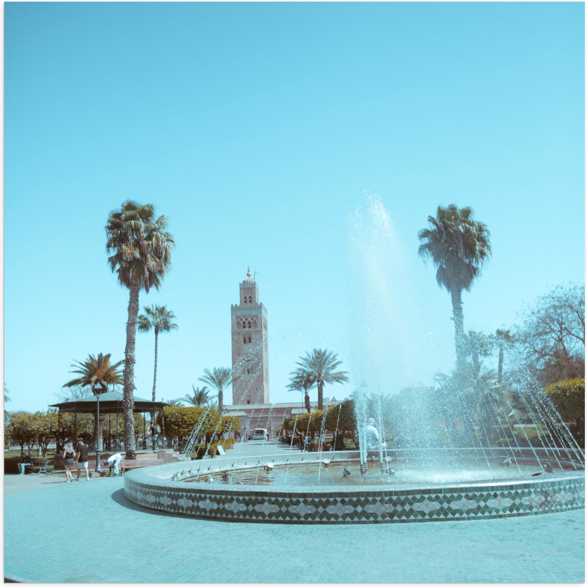 Poster (Mat) - Gebouw - Fontein - Water - Bomen - Palmbomen - Mensen - 80x80 cm Foto op Po
