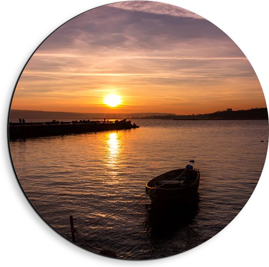 Dibond Muurcirkel - Vissersboot Aangemeerd bij het Land tijdens Zonsondergang - 40x40 cm Foto op Aluminium Muurcirkel (met ophangsysteem)