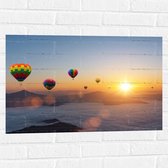 Muursticker - Luchtballonnen Zwevend bij Bergtoppen boven het Wolkendek - 75x50 cm Foto op Muursticker